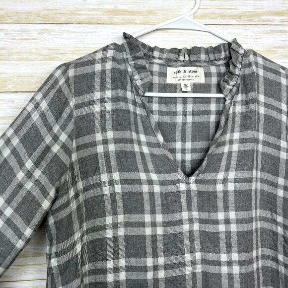 Cloth & Stone Grey Plaid V Neck Knit Top - Picture 2 of 7